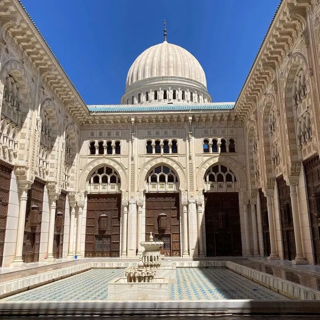 Découvrez Constantine en Algérie, ville spectaculaire perchée sur des gorges, célèbre pour ses ponts suspendus, son histoire et ses panoramas uniques.