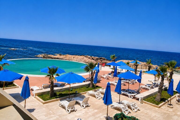 piscine hotel bord mer algerie mediterranee 1.jpg 1 Groupe HTT Algérie : hôtels d’exception, Sahara et thermalisme