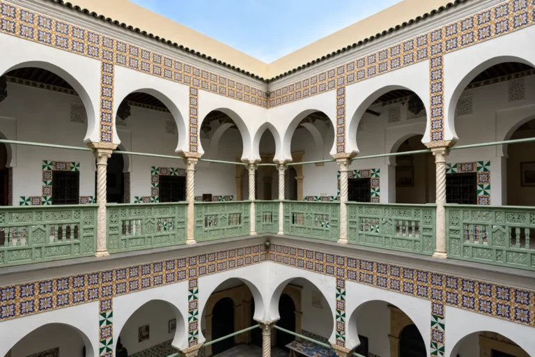 cour interieure palais casbah alger guide algerie Visiter la Casbah d’Alger : 12 lieux incontournables à découvrir